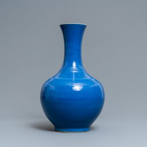 Un vase de forme bouteille en porcelaine de Chine bleu poudré monochrome, marque et époque de Guangxu — photo 2