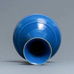 Un vase de forme bouteille en porcelaine de Chine bleu poudré monochrome, marque et époque de Guangxu — photo 5