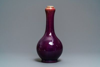 Un vase de forme bouteille en porcelaine de Chine dite 'flambé', Qianlong