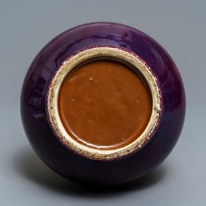 Un vase de forme bouteille en porcelaine de Chine dite 'flambé', Qianlong — photo 5