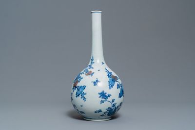 Un vase de forme bouteille en porcelaine de Chine en bleu, blanc et rouge à décor de pêches et calligraphie, Kangxi