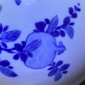 Un vase de forme bouteille en porcelaine de Chine en bleu, blanc et rouge à décor de pêches et calligraphie, Kangxi — photo 14