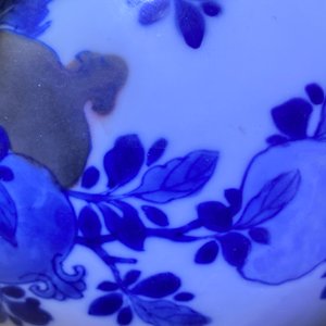 Un vase de forme bouteille en porcelaine de Chine en bleu, blanc et rouge à décor de pêches et calligraphie, Kangxi — photo 15