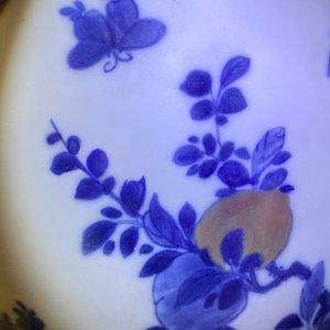 Un vase de forme bouteille en porcelaine de Chine en bleu, blanc et rouge à décor de pêches et calligraphie, Kangxi — photo 16