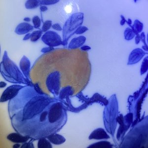 Un vase de forme bouteille en porcelaine de Chine en bleu, blanc et rouge à décor de pêches et calligraphie, Kangxi — photo 17