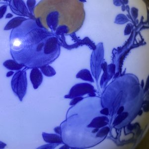 Un vase de forme bouteille en porcelaine de Chine en bleu, blanc et rouge à décor de pêches et calligraphie, Kangxi — photo 18