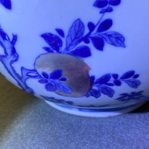 Un vase de forme bouteille en porcelaine de Chine en bleu, blanc et rouge à décor de pêches et calligraphie, Kangxi — photo 22