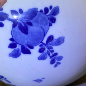 Un vase de forme bouteille en porcelaine de Chine en bleu, blanc et rouge à décor de pêches et calligraphie, Kangxi — photo 23