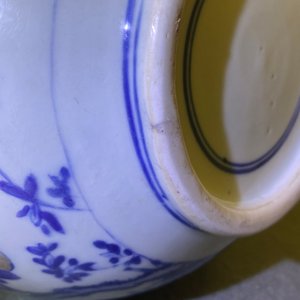 Un vase de forme bouteille en porcelaine de Chine en bleu, blanc et rouge à décor de pêches et calligraphie, Kangxi — photo 28