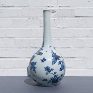 Un vase de forme bouteille en porcelaine de Chine en bleu, blanc et rouge à décor de pêches et calligraphie, Kangxi — photo 30