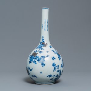 Un vase de forme bouteille en porcelaine de Chine en bleu, blanc et rouge à décor de pêches et calligraphie, Kangxi — photo 3