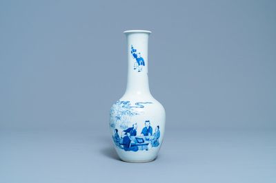 Un vase de forme bouteille en porcelaine de Chine en bleu et blanc, 19/20ème
