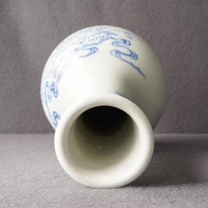 Un vase de forme bouteille en porcelaine de Chine en bleu et blanc, 19/20ème — photo 12