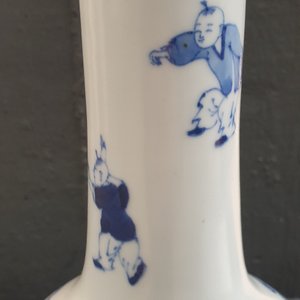 Un vase de forme bouteille en porcelaine de Chine en bleu et blanc, 19/20ème — photo 18
