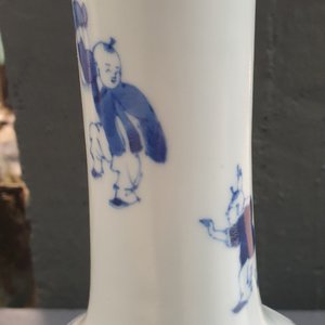 Un vase de forme bouteille en porcelaine de Chine en bleu et blanc, 19/20ème — photo 19
