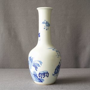 Un vase de forme bouteille en porcelaine de Chine en bleu et blanc, 19/20ème — photo 9