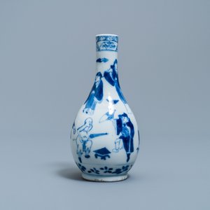 Un vase de forme bouteille en porcelaine de Chine en bleu et blanc, 19ème — photo 3