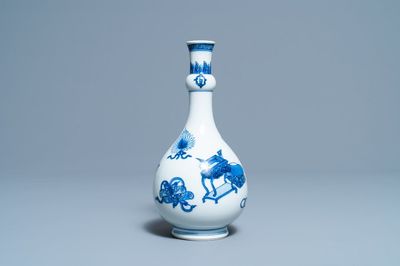 Un vase de forme bouteille en porcelaine de Chine en bleu et blanc à décor d'antiquités, Kangxi
