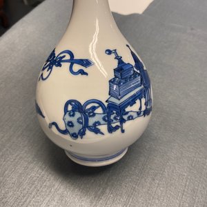 Un vase de forme bouteille en porcelaine de Chine en bleu et blanc à décor d'antiquités, Kangxi — photo 12