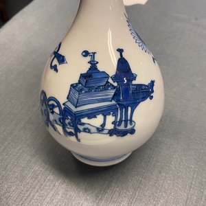 Un vase de forme bouteille en porcelaine de Chine en bleu et blanc à décor d'antiquités, Kangxi — photo 13
