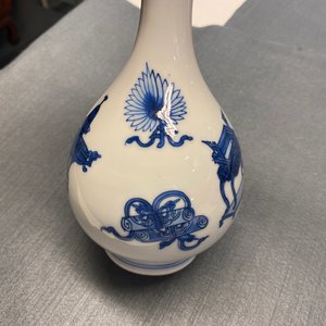 Un vase de forme bouteille en porcelaine de Chine en bleu et blanc à décor d'antiquités, Kangxi — photo 14