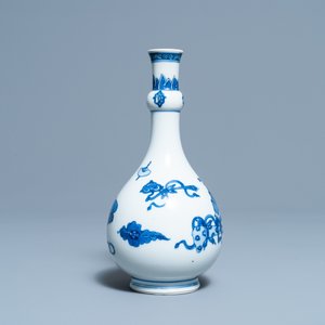 Un vase de forme bouteille en porcelaine de Chine en bleu et blanc à décor d'antiquités, Kangxi — photo 4