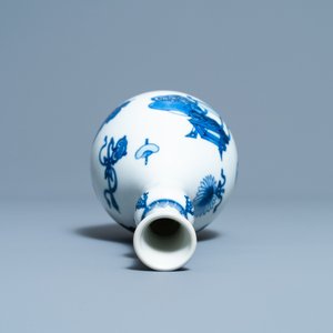 Un vase de forme bouteille en porcelaine de Chine en bleu et blanc à décor d'antiquités, Kangxi — photo 5