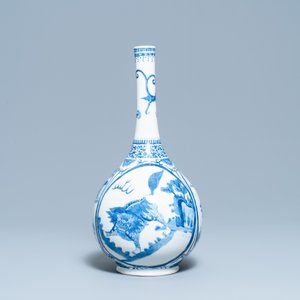 Un vase de forme bouteille en porcelaine de Chine en bleu et blanc à décor de qilins, 19ème — photo 3