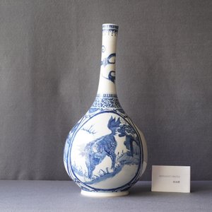 Un vase de forme bouteille en porcelaine de Chine en bleu et blanc à décor de qilins, 19ème — photo 7