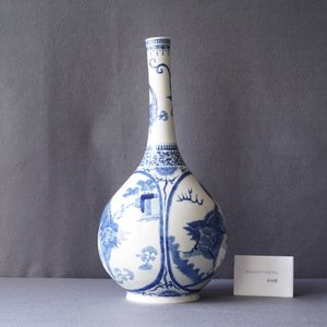 Un vase de forme bouteille en porcelaine de Chine en bleu et blanc à décor de qilins, 19ème — photo 8