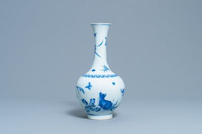 Un vase de forme bouteille en porcelaine de Chine en bleu et blanc à décor d'un chat et d'un papillon, époque Transition