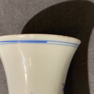 Un vase de forme bouteille en porcelaine de Chine en bleu et blanc à décor d'un chat et d'un papillon, époque Transition — photo 15