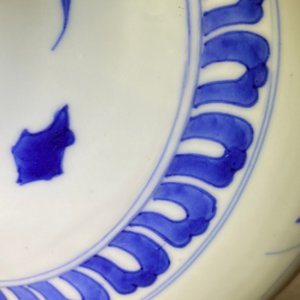 Un vase de forme bouteille en porcelaine de Chine en bleu et blanc à décor d'un chat et d'un papillon, époque Transition — photo 17