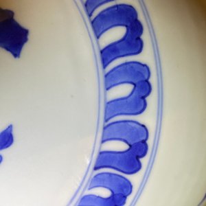 Un vase de forme bouteille en porcelaine de Chine en bleu et blanc à décor d'un chat et d'un papillon, époque Transition — photo 18