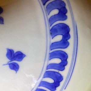 Un vase de forme bouteille en porcelaine de Chine en bleu et blanc à décor d'un chat et d'un papillon, époque Transition — photo 19