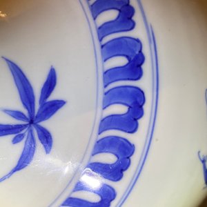 Un vase de forme bouteille en porcelaine de Chine en bleu et blanc à décor d'un chat et d'un papillon, époque Transition — photo 20