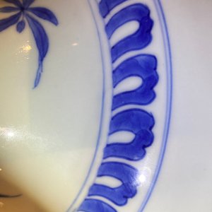 Un vase de forme bouteille en porcelaine de Chine en bleu et blanc à décor d'un chat et d'un papillon, époque Transition — photo 21