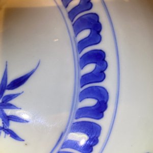 Un vase de forme bouteille en porcelaine de Chine en bleu et blanc à décor d'un chat et d'un papillon, époque Transition — photo 22