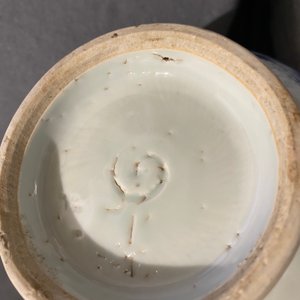 Un vase de forme bouteille en porcelaine de Chine en bleu et blanc à décor d'un chat et d'un papillon, époque Transition — photo 23
