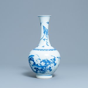 Un vase de forme bouteille en porcelaine de Chine en bleu et blanc à décor d'un chat et d'un papillon, époque Transition — photo 4