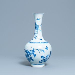 Un vase de forme bouteille en porcelaine de Chine en bleu et blanc à décor d'un chat et d'un papillon, époque Transition — photo 5