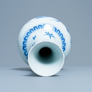 Un vase de forme bouteille en porcelaine de Chine en bleu et blanc à décor d'un chat et d'un papillon, époque Transition — photo 6