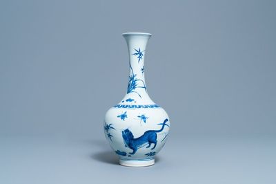 Un vase de forme bouteille en porcelaine de Chine en bleu et blanc à décor d'un tigre et deux papillons, époque Transition