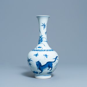 Un vase de forme bouteille en porcelaine de Chine en bleu et blanc à décor d'un tigre et deux papillons, époque Transition — photo 1