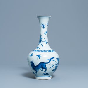 Un vase de forme bouteille en porcelaine de Chine en bleu et blanc à décor d'un tigre et deux papillons, époque Transition — photo 2