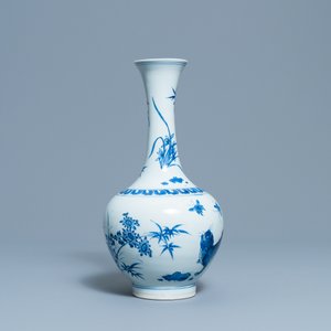 Un vase de forme bouteille en porcelaine de Chine en bleu et blanc à décor d'un tigre et deux papillons, époque Transition — photo 5
