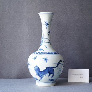 Un vase de forme bouteille en porcelaine de Chine en bleu et blanc à décor d'un tigre et deux papillons, époque Transition — photo 8