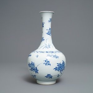 Un vase de forme bouteille en porcelaine de Chine en bleu et blanc à décor floral, époque Transition — photo 1