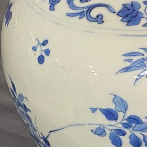 Un vase de forme bouteille en porcelaine de Chine en bleu et blanc à décor floral, époque Transition — photo 11