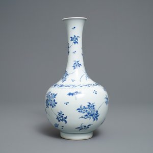 Un vase de forme bouteille en porcelaine de Chine en bleu et blanc à décor floral, époque Transition — photo 4